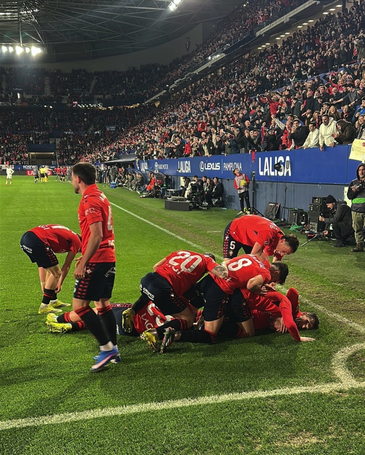 Real Madrid thua đau phút 90, Barca reo vui - 4