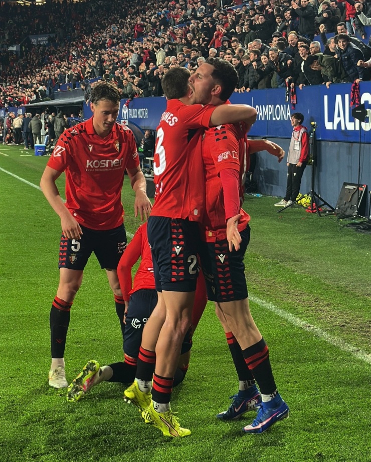 Real Madrid thua đau phút 90, Barca reo vui - 5