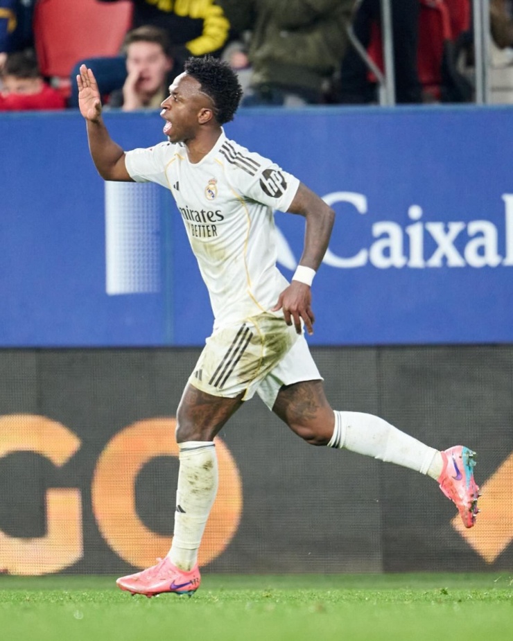 Real Madrid thua đau phút 90, Barca reo vui - 3