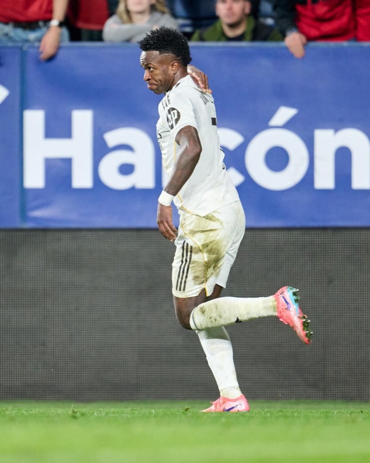 Real Madrid thua đau phút 90, Barca reo vui - 2