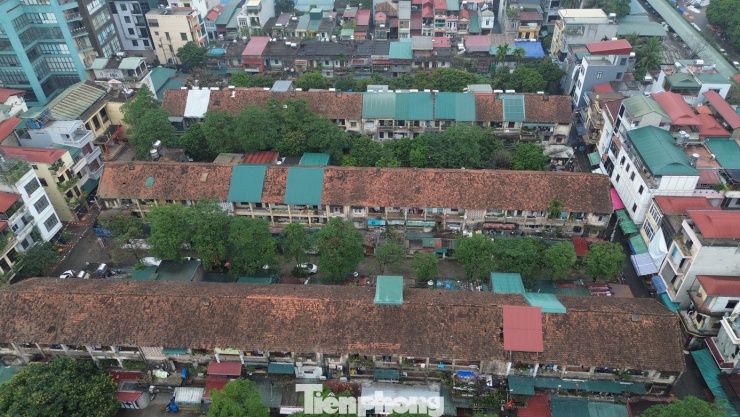 UBND phường Hà Đông đang tổ chức lấy ý kiến dự thảo Kế hoạch cải tạo, xây dựng lại khu tập thể 3 tầng trên đường Lê Hồng Phong (phường Hà Đông). Đây là khu tập thể cũ gồm 4 tòa nhà, mỗi tòa cao 3 tầng được xây dựng từ những năm 1970 đến 1985. Hiện khu tập thể có 193 căn hộ với khoảng 600 nhân khẩu sinh sống.