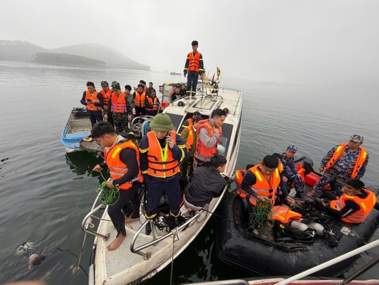 Lực lượng thợ lặn tìm kiếm nạn nhân mất tích