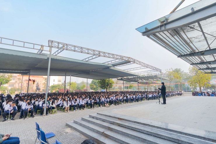 PGS Dũng giảng bài về tài chính cho học sinh tại Trường THPT chuyên Nguyễn Huệ, Hà Nội. Ảnh: NVCC