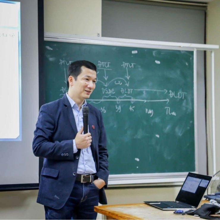 PGS Dũng giảng bài trên lớp. Ảnh: NVCC