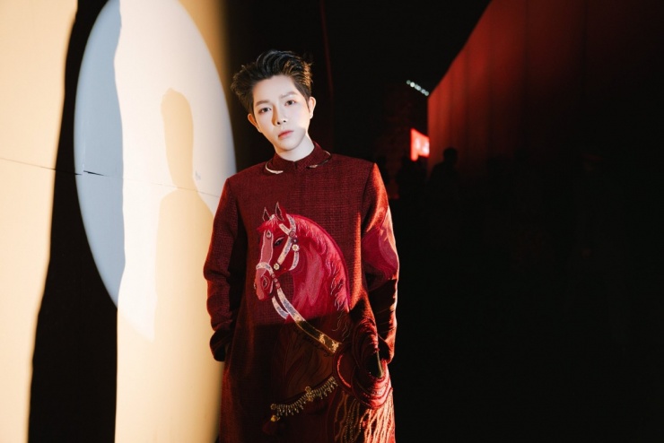 Trong 5 tháng qua, sau vô địch Intervision ở Nga, ca sĩ liên tục chạy show, dự sự kiện giải trí. Xuất hiện trên thảm đỏ, Đức Phúc thường chọn áo dài với họa tiết tương tự.