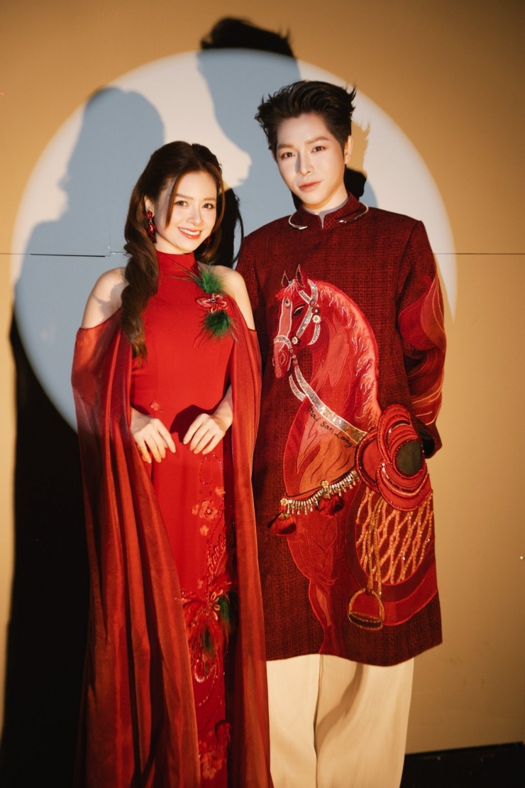 Đức Phúc chụp ảnh bên Dương Hoàng Yến tại chương trình nghệ thuật Dưới lá cờ vẻ vang của Đảng hồi tháng 1 tại Sân vận động Mỹ Đình, Hà Nội.