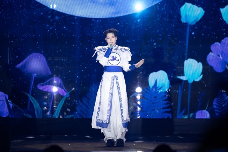 Đức Phúc hợp tác nhiều nhà thiết kế để lo trang phục. Êkíp chú trọng chi tiết đi kèm như áo choàng để phù hợp tinh thần bài hát, đồng thời tạo thuận lợi khi ca sĩ di chuyển.