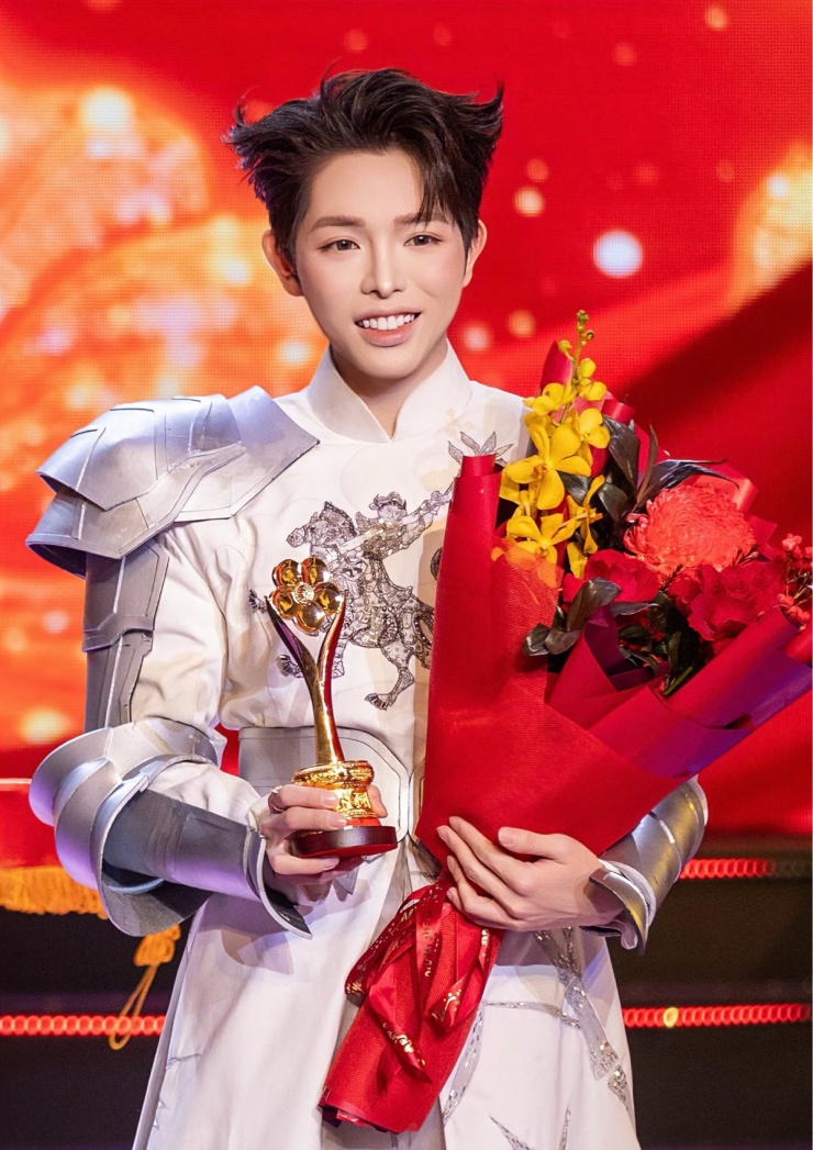 Bộ sưu tập áo dài họa tiết ngựa của Đức Phúc - 11