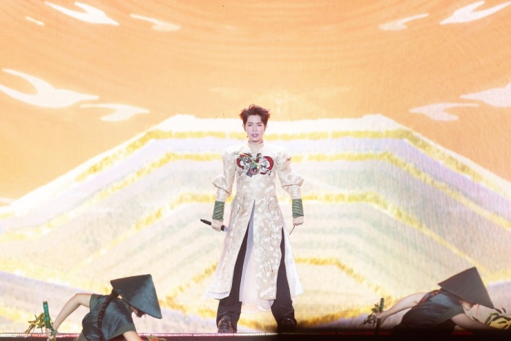 Anh biểu diễn tại sự kiện Kpop Super Concert trước hàng chục nghìn khán giả, tháng 11/2025 ở TP HCM. Trang phục do nhà thiết kế Hòa Nguyễn thực hiện với điểm nhấn là hình ảnh ngựa, cây tre đan xen. Bộ đồ từng giúp Đức Phúc tỏa sáng tại Intervision, anh tháo bỏ thắt lưng để tạo sự thoải mái.