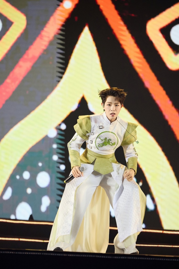 Màu sắc các bộ áo dài được thay đổi liên tục để không gây nhàm chán. Stylist của ca sĩ cho biết trang phục có phần cách điệu nhưng vẫn phải bám sát tinh thần tôn vinh giá trị truyền thống.