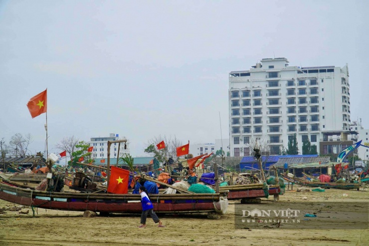 Sau những ngày sum họp bên gia đình, bà con lại tất bật vá lưới, sửa ngư cụ, kiểm tra nhiên liệu, khởi động máy móc để chuẩn bị cho những chuyến biển tiếp theo.&nbsp;Ảnh: HD