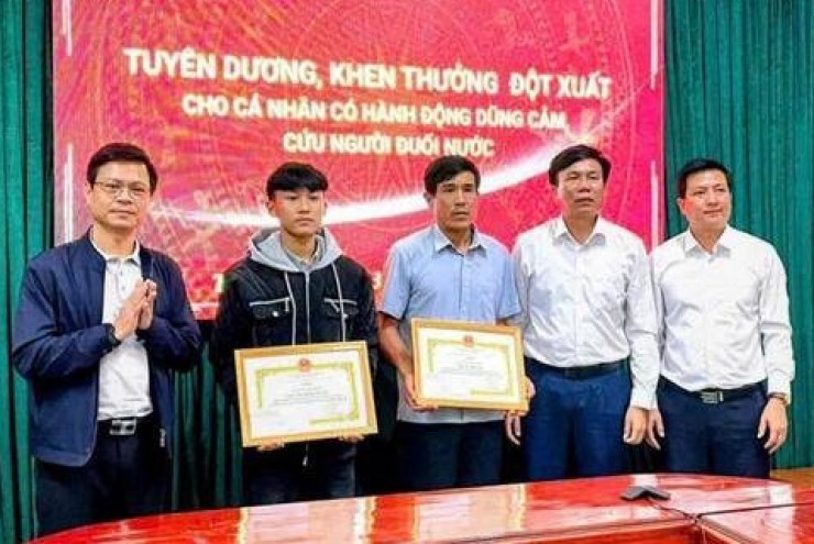 Khen thưởng 2 cha con dũng cảm cứu người trong vụ lật thuyền trên sông Gianh