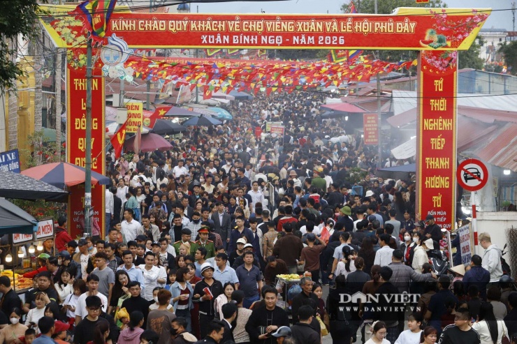 Ghi nhận lúc 17h chiều ngày 23/3 (Mùng 7 Tết), dòng người đổ về chợ Viềng (xã Vụ Bản, Ninh Bình) đông đặc. Trong tiết trời se lạnh của những ngày đầu năm, phiên chợ "mua may bán rủi" nổi tiếng nhất miền Bắc lại đỏ lửa. Năm nay, bên cạnh các gian hàng cây cảnh hay nông cụ truyền thống, khu vực bán thịt bò thui tiếp tục là tâm điểm của sự chú ý, tạo ra khung cảnh chen lấn đến nghẹt thở.