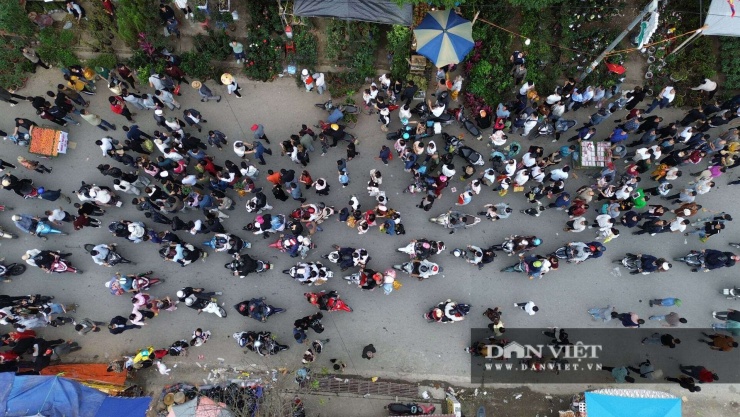 Các ngả đường dẫn vào khu vực trung tâm chợ Viềng, đặc biệt trước Phủ Dầy đã rơi vào tình trạng ùn tắc cục bộ. Dòng người phải nhích từng bước.