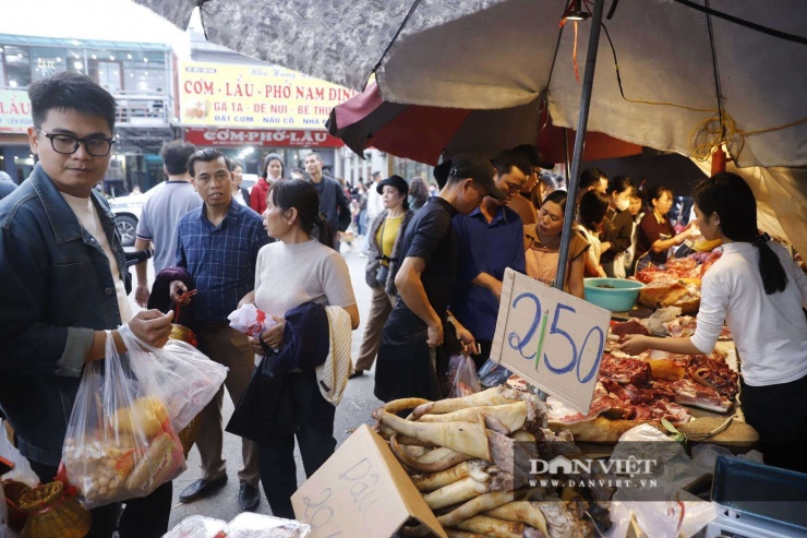 Tại khu vực trước Phủ Dầy, hàng chục phản thịt bò, thịt bê thui vàng ươm được bày biện san sát. Mùi thịt nướng quyện với khói rơm tạo nên một nét đặc trưng rất khó lẫn. Theo ghi nhận thực tế, giá thịt bò thui tại chợ Viềng năm nay không hề rẻ. Mức giá phổ biến cho các phần thịt ngon như bắp, thăn dao động từ 250.000 - 280.000 đồng/kg. Nếu so sánh với giá thịt bò tại các chợ dân sinh vào ngày thường, mức giá này được nhiều người đánh giá là khá "chát".