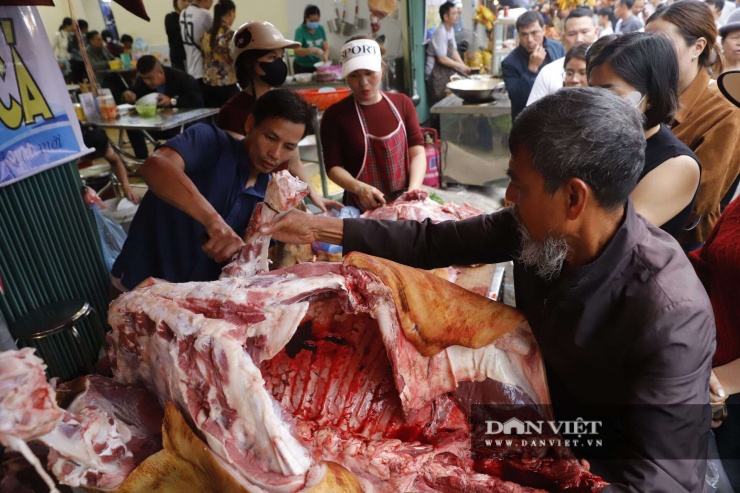 Cảnh tượng chen lấn diễn ra khốc liệt nhất ở đây. Người mua kẻ bán vây kín các sạp hàng, tiếng dao thớt băm chặt chát chúa vang lên không ngớt hòa cùng tiếng í ới gọi đồ.