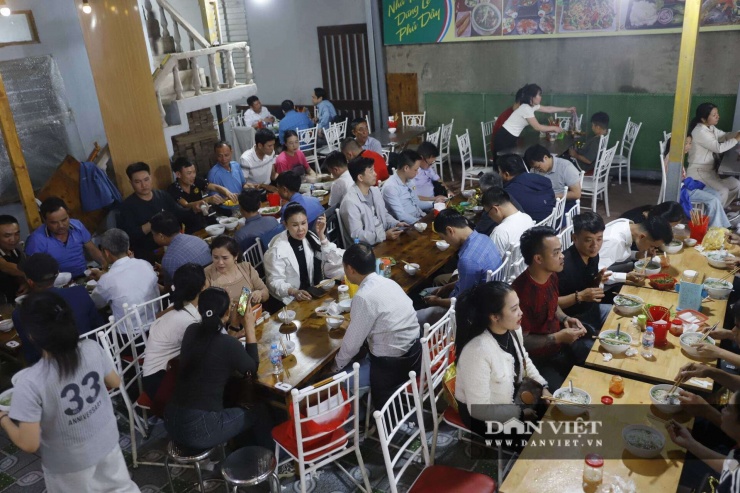 Cũng theo ghi nhân, bên trong các quán phở tại khu vực chợ Viềng đều đông nghịt thực khách. Họ tới đây chủ yếu thưởng thức phở bò Nam Định trứ danh.