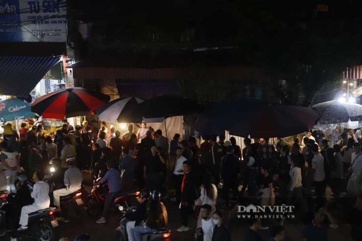 Khoảng 18h, lượng du khách đến chợ Viềng - Phủ Dầy tiếp tục tăng, người mua vẫn xếp hàng vây kín cá sạp thịt bê, thịt bò thui.