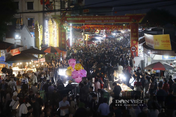  Dự kiến, thời khắc từ nửa đêm Mùng 7 đến rạng sáng mùng 8 được xem là "đỉnh điểm" thiêng liêng nhất của phiên chợ. Theo ban tổ chức, dự kiến chợ Viềng sẽ thu hút khoảng 8 vạn người.