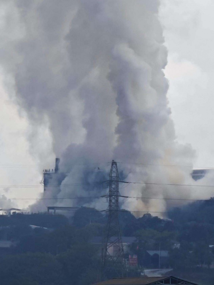 Vụ nổ tại nhà máy Khu liên hợp sản xuất phốt pho vàng của Công ty TNHH Phốt pho vàng Việt Nam trong khu công nghiệp Tằng Loỏng, xã Tằng Loỏng, tỉnh Lào Cai khiến một người tử vong. Ảnh: Người dân cung cấp.