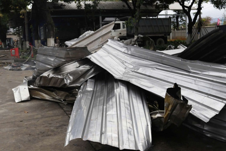 Sau vụ nổ, nhiều mái tôm bay rơi khắp nơi. Ảnh: Đinh Đại.