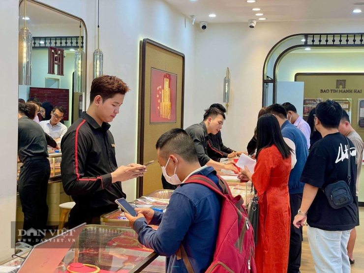 Khách chờ mua vàng đầu năm tại TP.HCM. Ảnh: Hồng Phúc