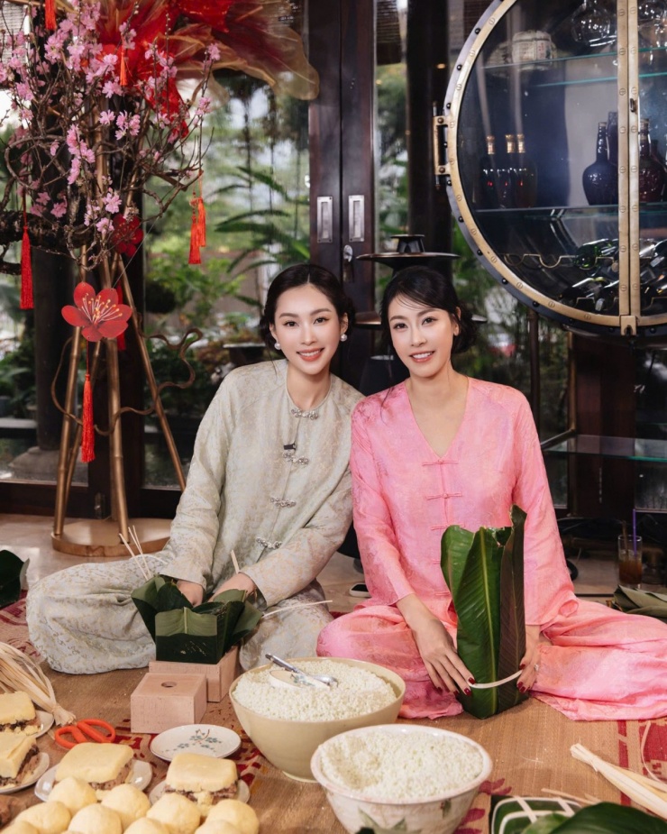 Đặng Thu Thảo khoe loạt ảnh khi cô gói bánh chưng cùng đàn chị Hà Kiều Anh. Hai người đẹp cùng diện mốt áo bà ba - xu hướng trang phục gây sốt Tết Bính Ngọ 2026.