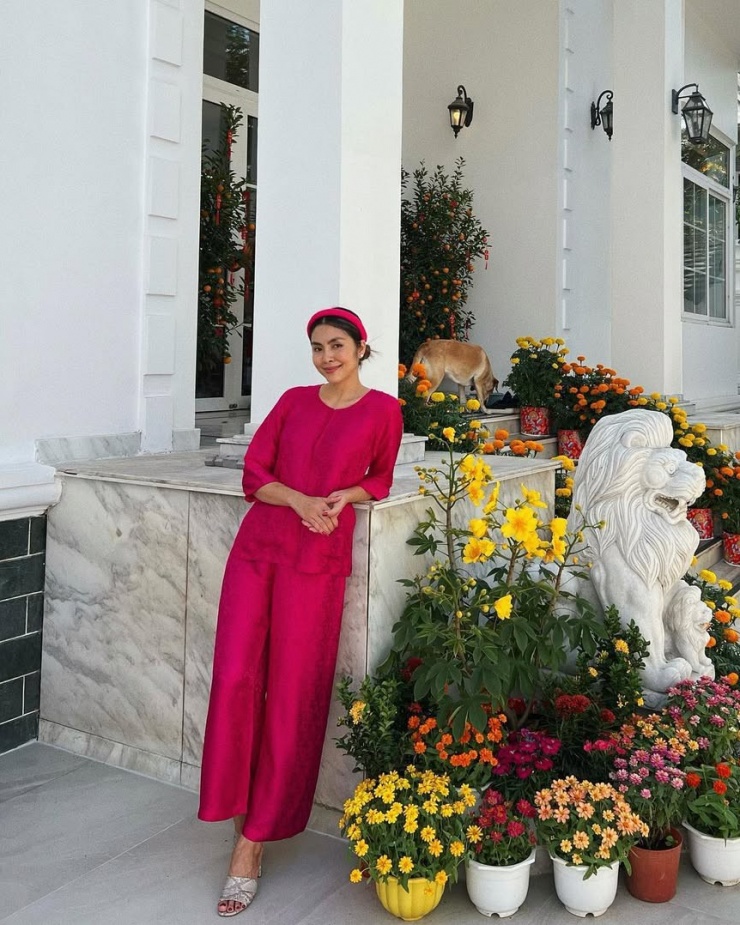 Kiểu trang phục thoải mái, tiện dụng, tạo phong cách truyền thống mà vẫn hiện đại được con dâu của 'vua hàng hiệu' Johnathan Hạnh Nguyễn yêu thích.