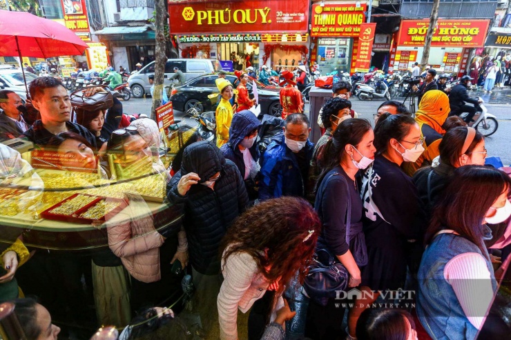 Ngày mùng 10 tháng Giêng Âm lịch từ lâu được người Việt coi là ngày vía Thần Tài – dịp quan trọng mở đầu cho một năm làm ăn, kinh doanh. Theo quan niệm dân gian, đây là thời điểm thích hợp để cầu tài lộc, mong công việc hanh thông, tiền bạc dồi dào.