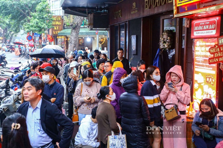 Người dân đội mưa, rồng rắn xếp hàng dài chờ mua vàng trước ngày vía Thần tài - 3