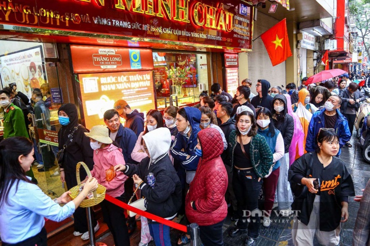 Theo ghi nhận của PV Báo Dân Việt, dù còn 2 ngày nữa mới đến ngày vía Thần Tài, bất chấp thời tiết mưa lạnh từ sáng sớm 24/2 (tức mùng 8 Tết), đông đảo người dân đã tập trung tại các cơ sở kinh doanh vàng bạc tại Hà Nội để mua vàng.