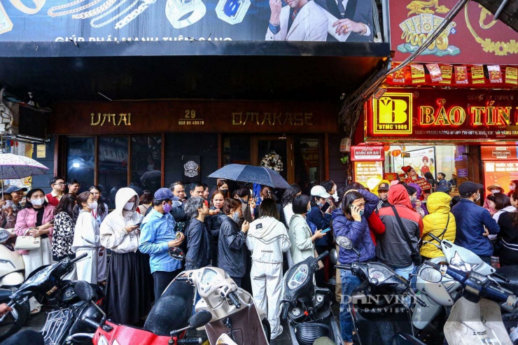 Người dân đội mưa, rồng rắn xếp hàng dài chờ mua vàng trước ngày vía Thần tài - 4