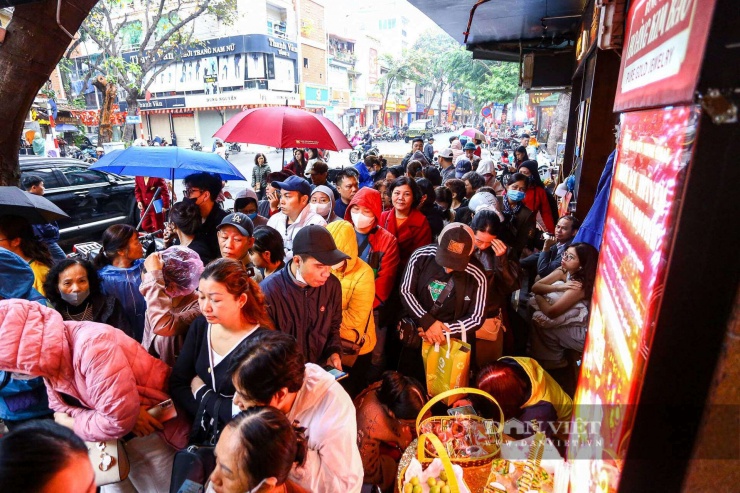 Người dân đội mưa, rồng rắn xếp hàng dài chờ mua vàng trước ngày vía Thần tài - 6