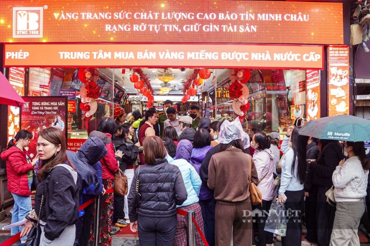 Người dân đội mưa, rồng rắn xếp hàng dài chờ mua vàng trước ngày vía Thần tài - 7