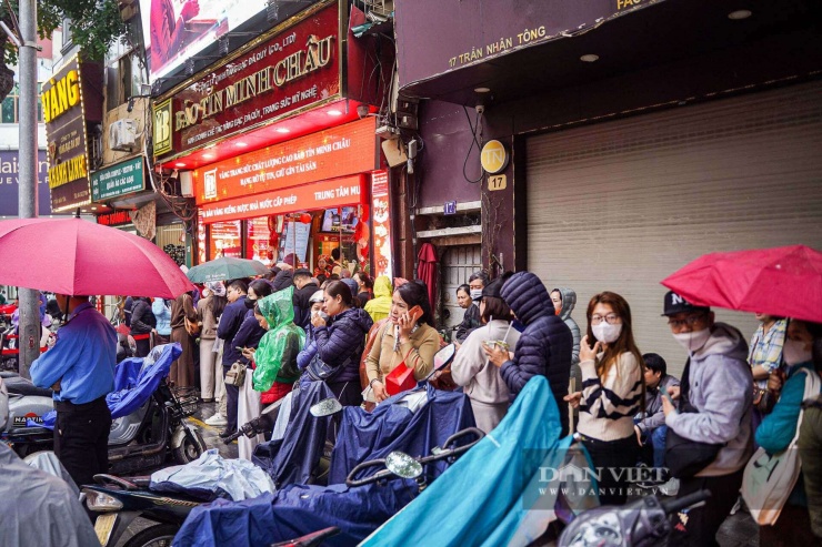 Đông đảo người dân xếp hàng chờ đến lượt vào mua.