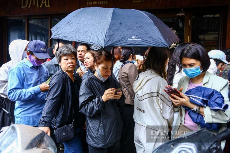 Người dân đội mưa, rồng rắn xếp hàng dài chờ mua vàng trước ngày vía Thần tài - 10