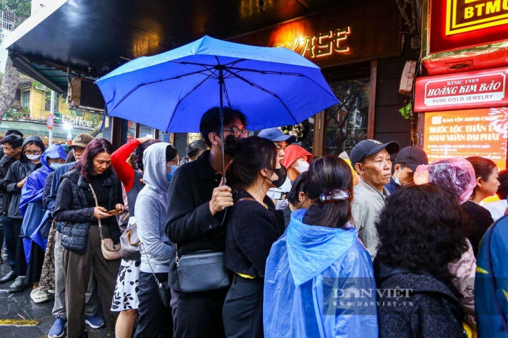 Người dân đội mưa, rồng rắn xếp hàng dài chờ mua vàng trước ngày vía Thần tài - 11
