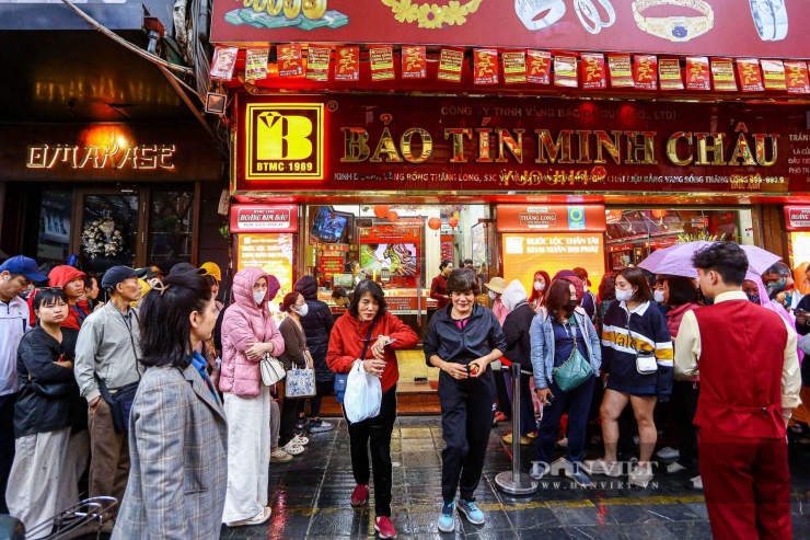 Khách vui vẻ ra về sau thời gian dài xếp hàng mua vàng. "Do lo sợ cảnh phải chờ đợi lâu trong ngày vía thần Tài nên hôm nay tôi đã đi sớm hơn để mua vàng lấy may mắn, đồng thời cũng để tích trữ", một vị khách nói.