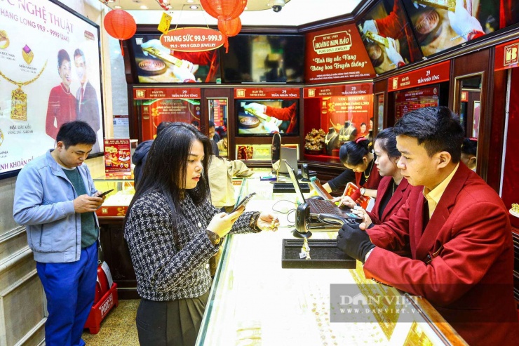 Nhân viên tư vấn cho khách các sản phẩm.