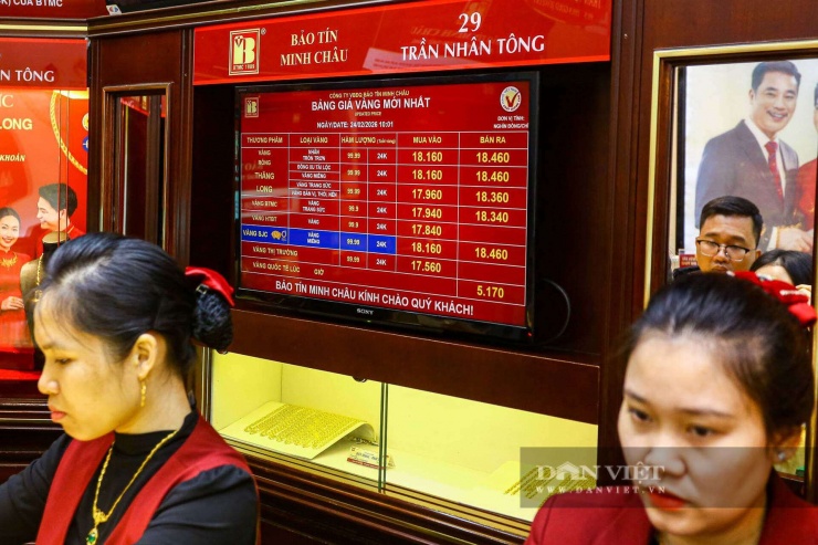 Bảng giá vàng trong ngày được các cửa hàng treo ở nơi dễ nhìn giúp khách hàng thấy rõ hơn.