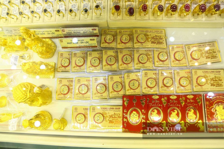 Người dân đội mưa, rồng rắn xếp hàng dài chờ mua vàng trước ngày vía Thần tài - 18