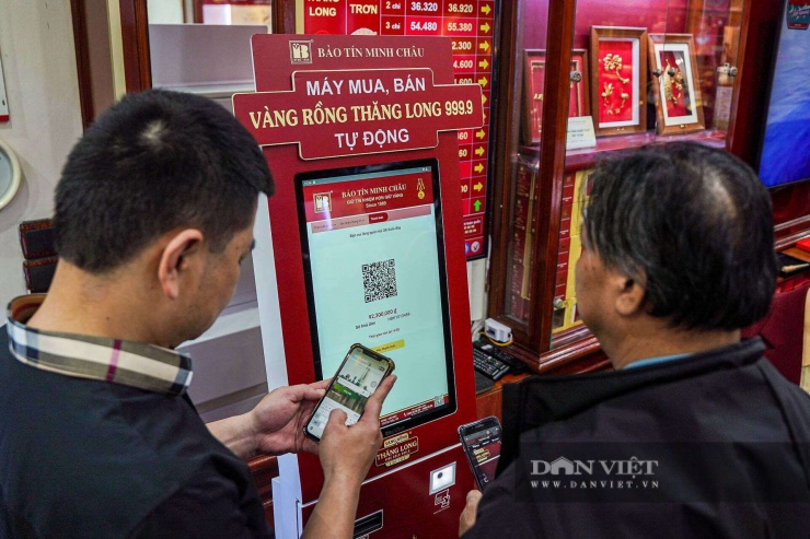 Máy bán vàng tự động được bố trí tại cửa hàng, hỗ trợ khách giao dịch nhanh trong giờ cao điểm.