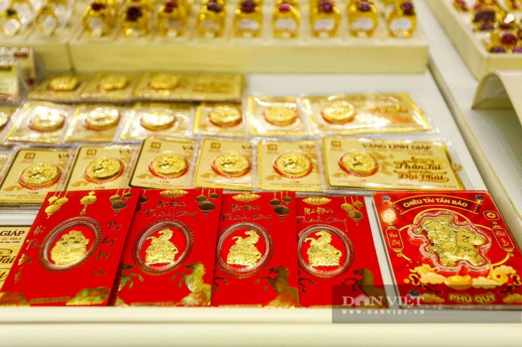 Người dân đội mưa, rồng rắn xếp hàng dài chờ mua vàng trước ngày vía Thần tài - 19