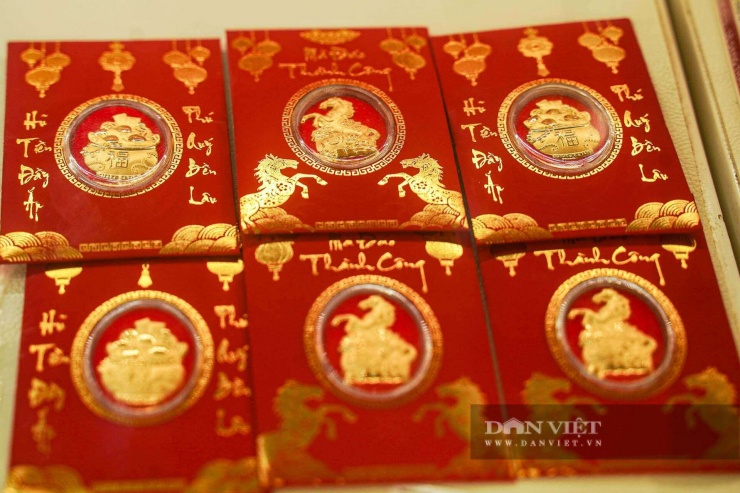 Người dân đội mưa, rồng rắn xếp hàng dài chờ mua vàng trước ngày vía Thần tài - 20