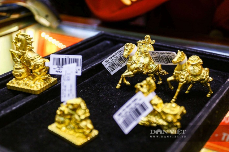 Người dân đội mưa, rồng rắn xếp hàng dài chờ mua vàng trước ngày vía Thần tài - 22