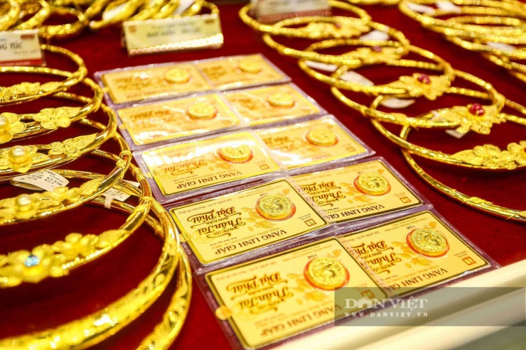 Nhiều mẫu mã vàng mới được các cửa hàng tung ra phục vụ thị trường dịp vía Thần Tài.