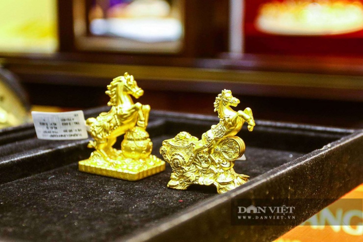 Người dân đội mưa, rồng rắn xếp hàng dài chờ mua vàng trước ngày vía Thần tài - 23