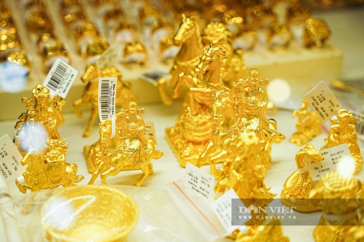 Người dân đội mưa, rồng rắn xếp hàng dài chờ mua vàng trước ngày vía Thần tài - 24