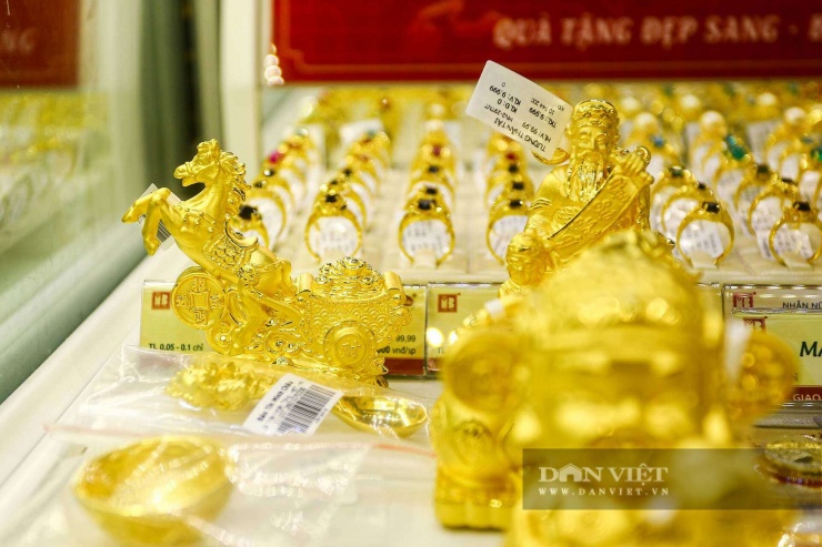 Ngoài những sản phẩm truyền thống, năm nay tượng ngựa vàng được trưng bày phục vụ khách hàng, phù hợp với năm Bính Ngọ 2026.