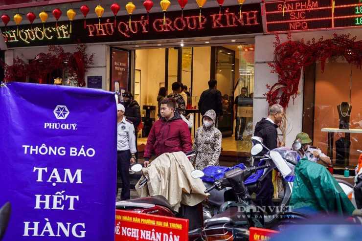 Lượng khách hàng mua lớn khiến một số cửa hàng phải thông báo hết hàng.